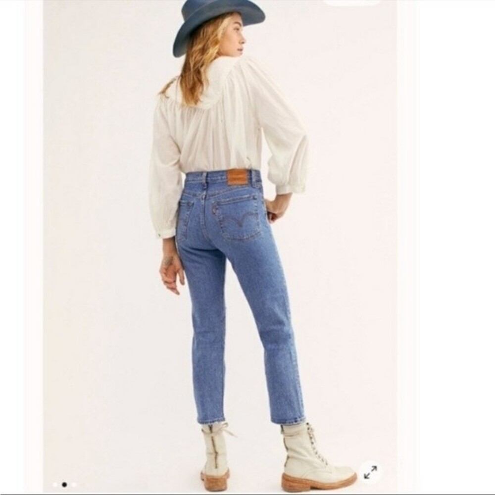 Levi’s Wedgie Straight Distressed Blue Jeans in Women’s Size 27